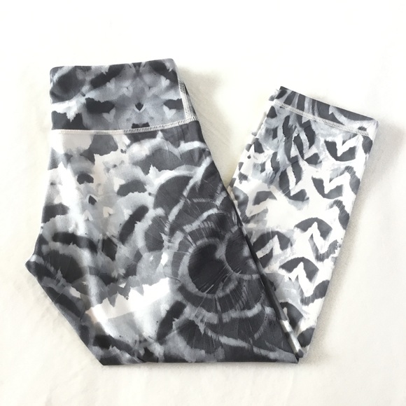 Lululemon patterned cropped leggings - Picture 2 of 6